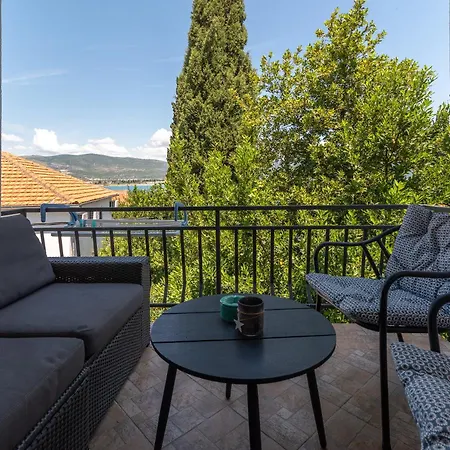 Maca & * 特罗吉尔