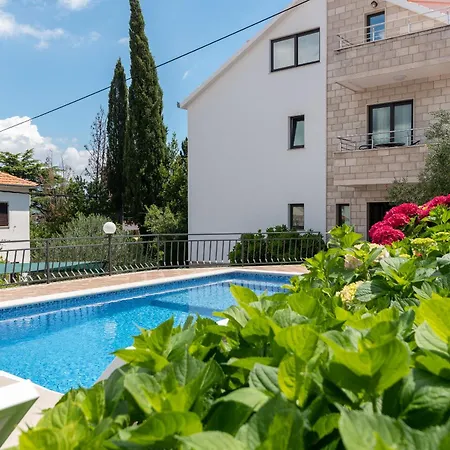 Maca & Apartman Trogir